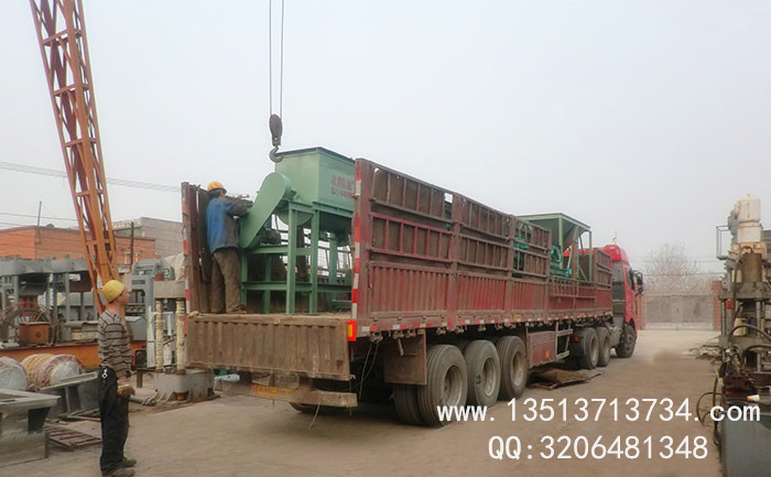 500噸全自動(dòng)舔鹽磚機(jī)發(fā)貨現(xiàn)場